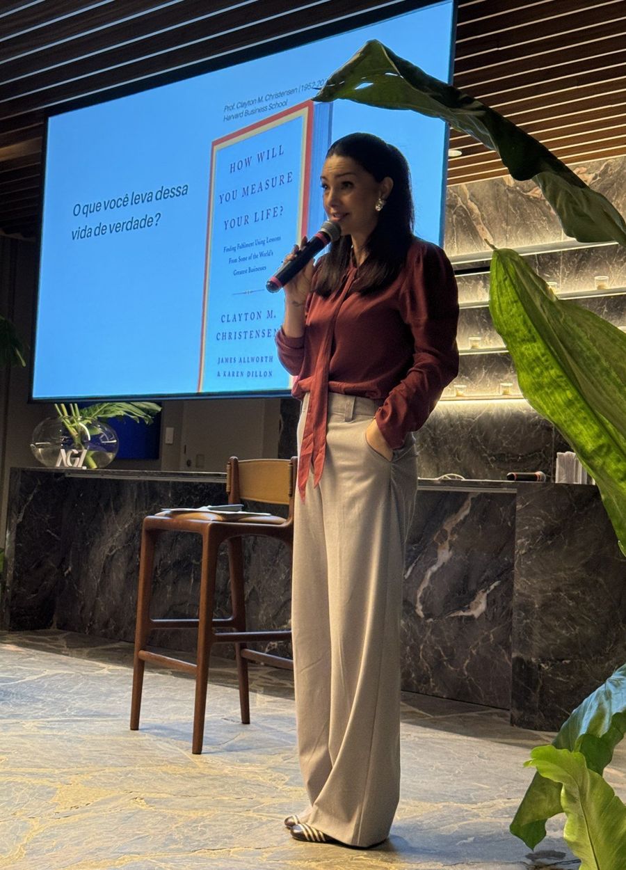 Luciana Pianaro dando una conferencia frente a una pantalla
